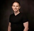 man, fashion, portrait, model, entrepreneur, person, pose, style, smile, orgullo, homosexual, fondo negro, ropa negra, adulto, photoshoot, foto, guapo, adultos, juventud, negro, estudio fotográfico, influencer, social, sonrisa, contento